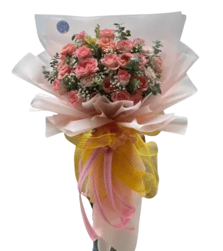 Bó hoa hồng san hô và hồng phấn phối hoa phụ trắng cùng lá xanh