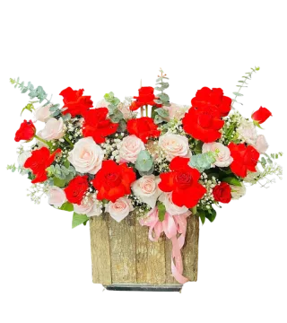 Giỏ hồng đỏ và hồng phấn
