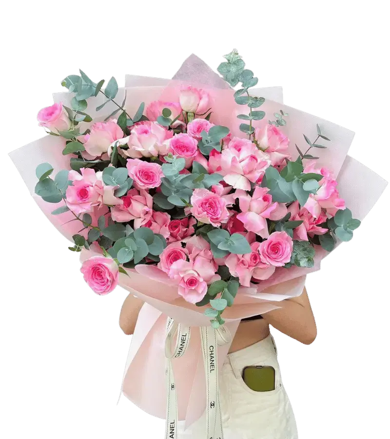 Bó hoa hồng đỏ đậm gói giấy đen bóng nơ đỏ đô