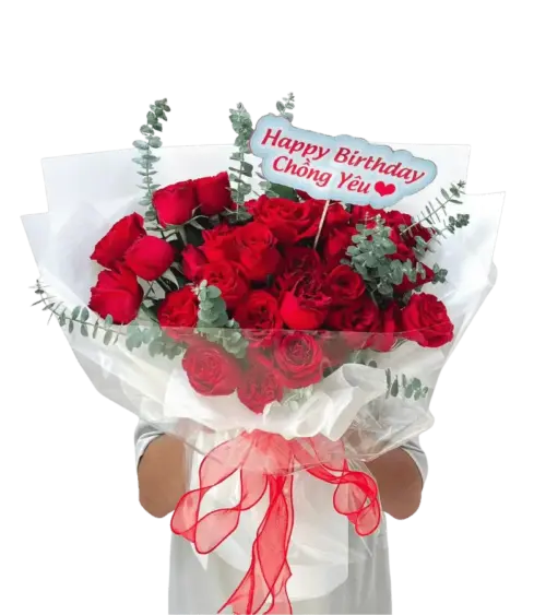 Bó hoa hồng đỏ gói giấy trắng kèm bảng Happy Birthday Chồng Yêu