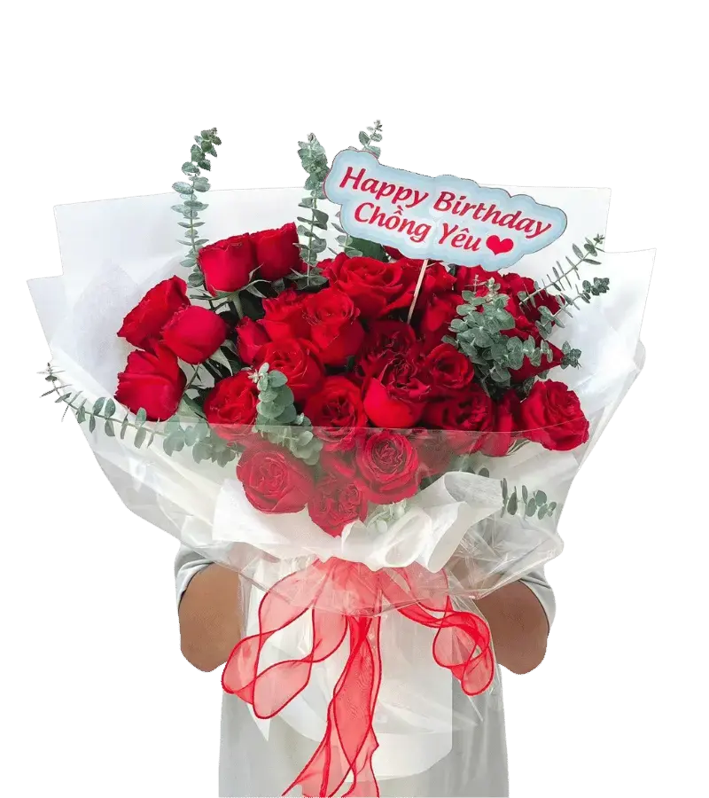 Bó hoa hồng đỏ gói giấy trắng kèm bảng Happy Birthday Chồng Yêu