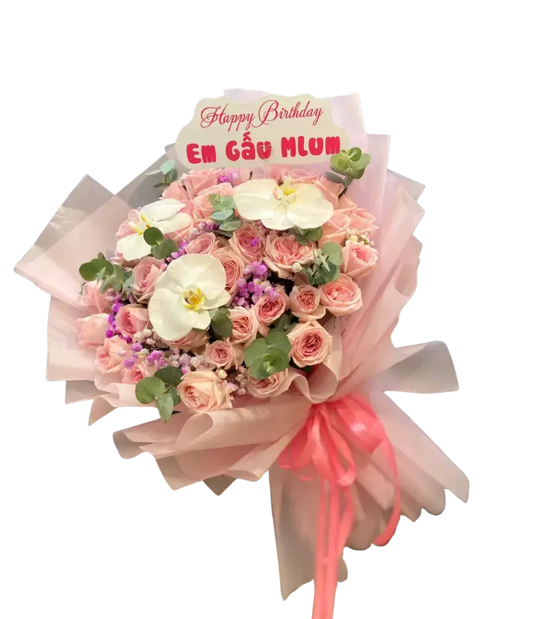 Bó hoa hồng phấn phối lan hồ điệp trắng kèm bảng Happy Birthday Em Gấu Mlum
