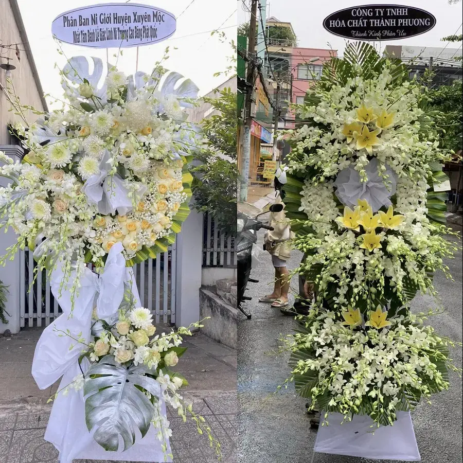 Kệ hoa chia buồn tại Điện Bàn Tây