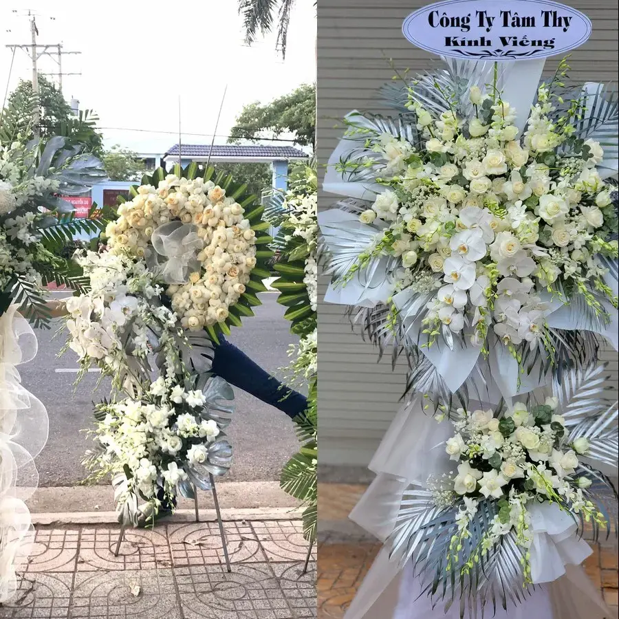 Kệ hoa chia buồn tại Đông Hoa Lư