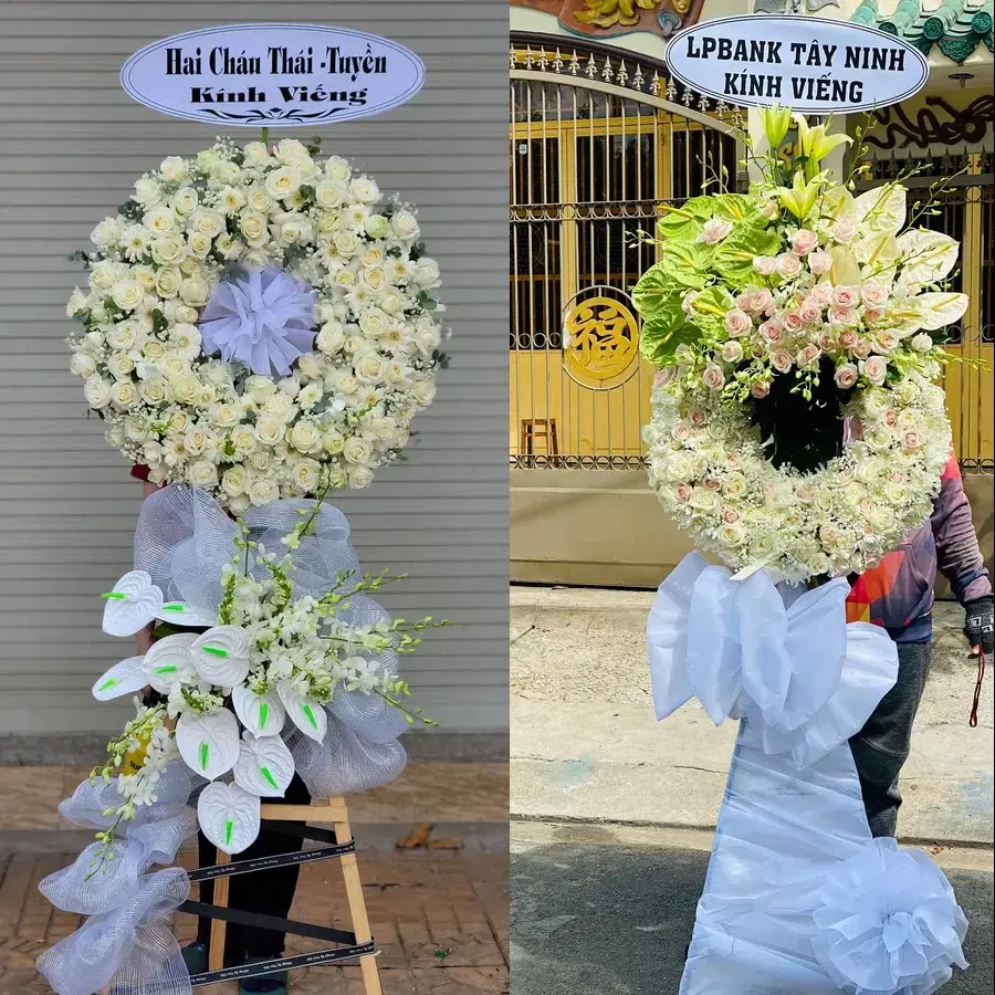 Vòng hoa đám tang tại Hòa Hiệp