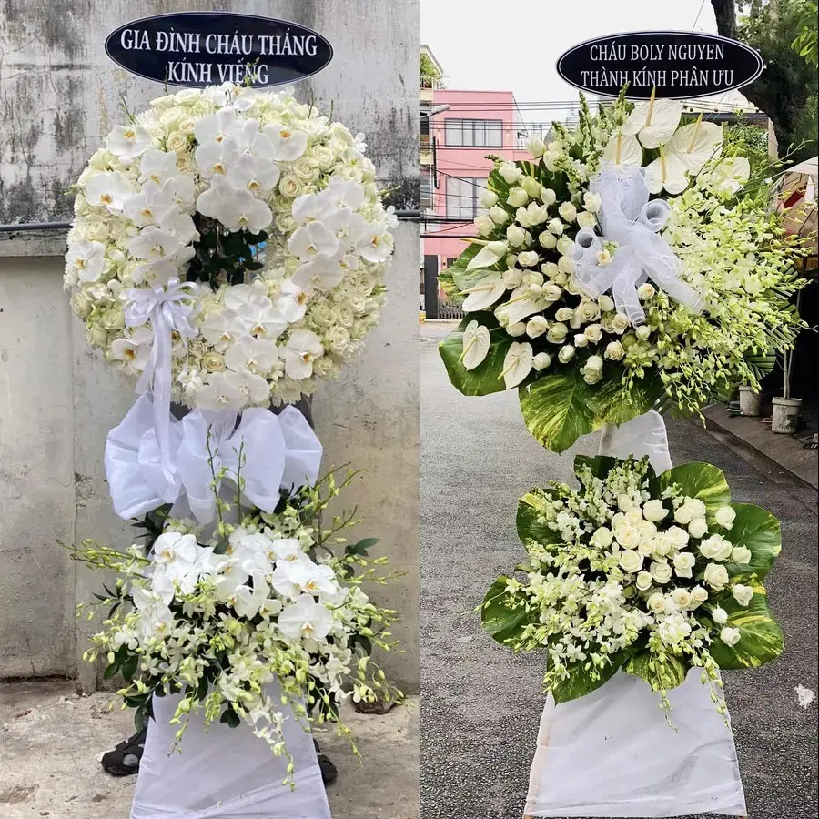 Kệ hoa chia buồn tại Hội An