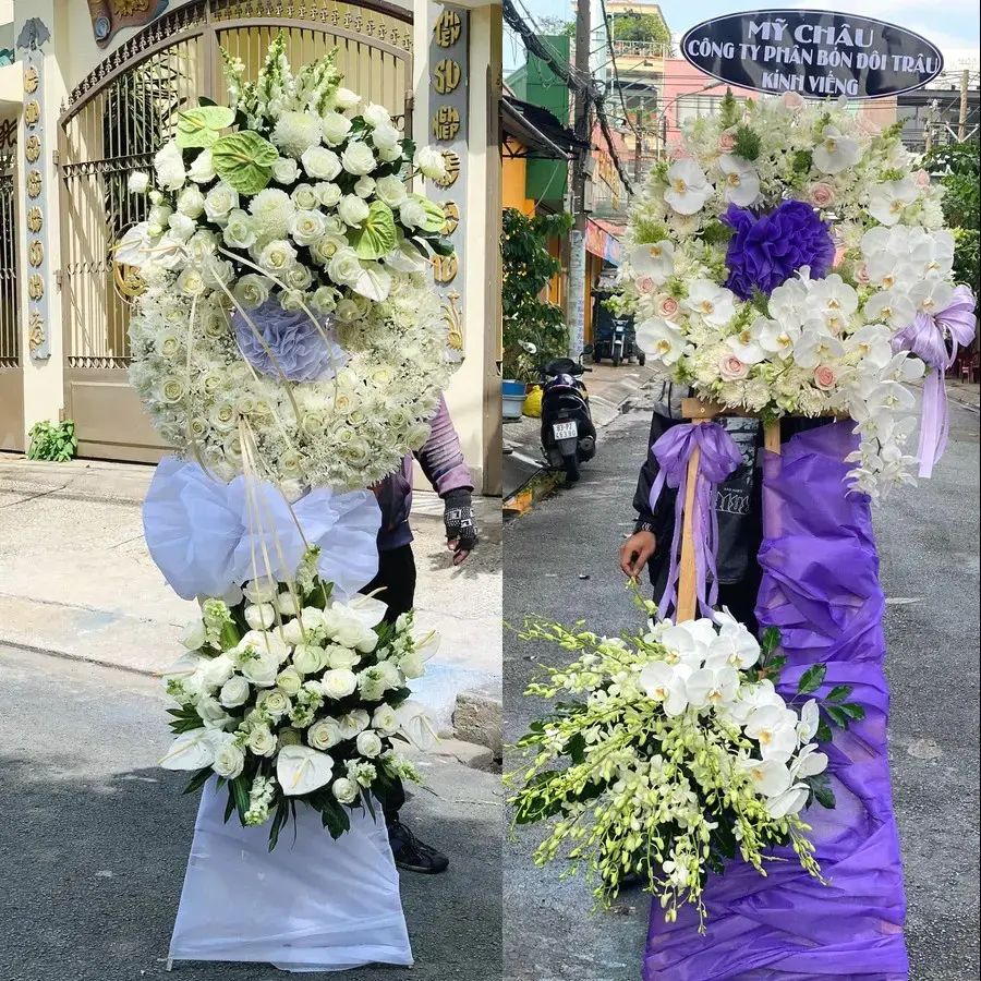 Vòng hoa đám tang tại Mỹ Phong