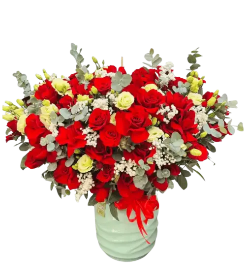 Giỏ hoa hồng đỏ bình gốm xanh bạc hà nơ đỏ