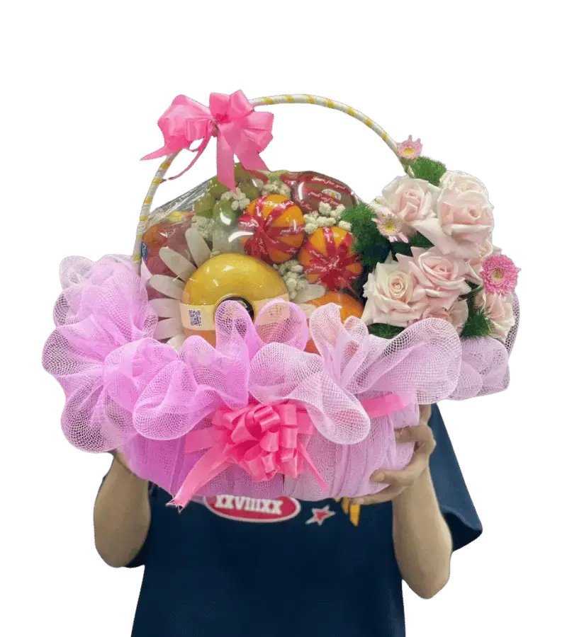 Giỏ trái cây cam, lê phối hoa hồng phấn và cúc đồng tiền hồng nơ hồng