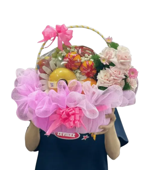 Giỏ trái cây cam, lê phối hoa hồng phấn và cúc đồng tiền hồng nơ hồng