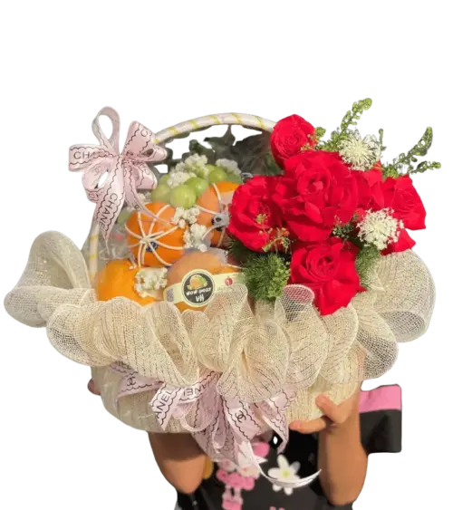 Giỏ trái cây cam, nho, lê Wow Pear phối hoa hồng đỏ nơ kem Chanel