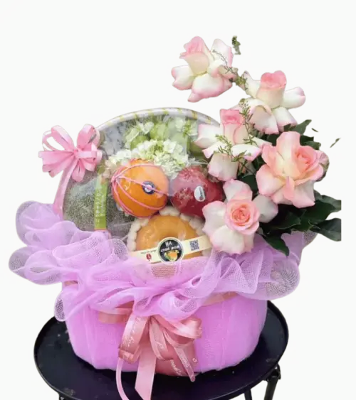 Giỏ trái cây cam, táo, lê phối hoa hồng phấn nơ hồng