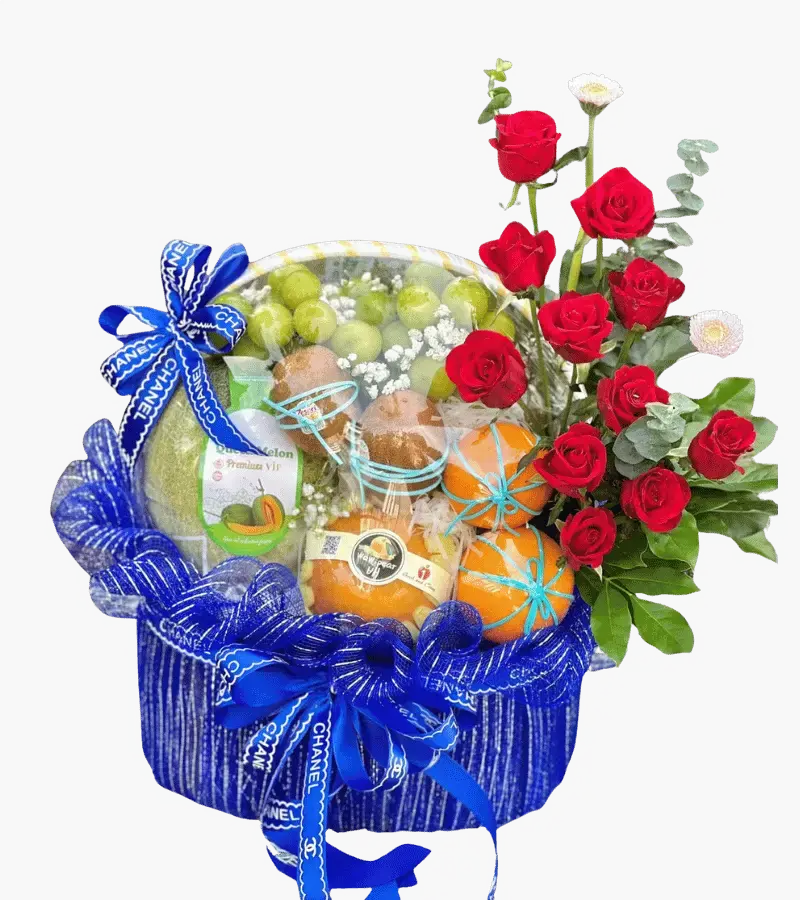 Giỏ trái cây nho, cam, lê phối hoa hồng đỏ nơ ruy băng Chanel