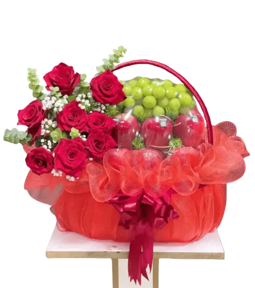 Giỏ trái cây nho, táo phối hoa hồng đỏ nơ đỏ