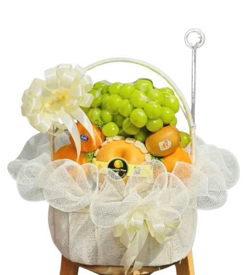 Giỏ trái cây nho xanh, cam, lê, kiwi nơ kem