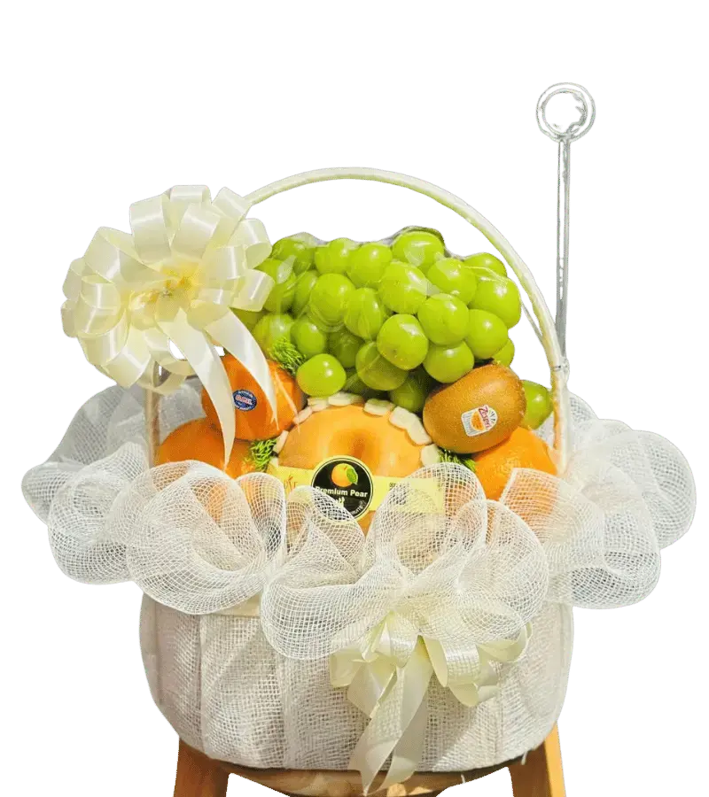Giỏ trái cây nho xanh, cam, lê, kiwi nơ kem