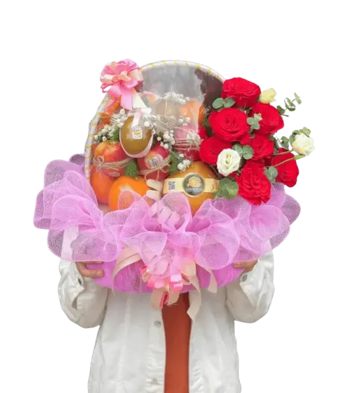 Giỏ trái cây táo, cam phối hoa hồng đỏ nơ hồng