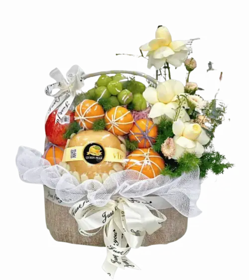 Giỏ trái cây táo, nho, cam, lê Queen Pear phối hoa hồng trắng nơ kem