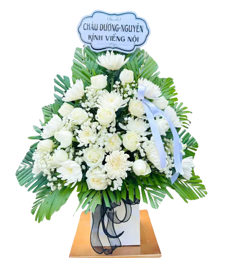 Kệ hoa hồng kem cúc trắng dạng giỏ kèm bảng viếng